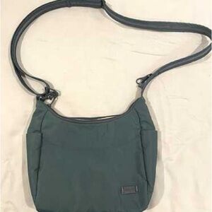 Pacsafe travel purse in taupe
Anti Theft Styling